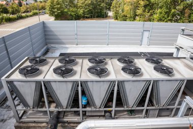 bir düz çatı orada büyük bir bina üzerinde Klima Soğutma