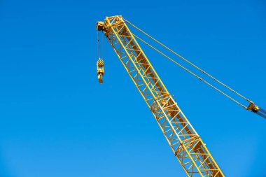 Otoyol boyunca bir köprüyü onarmak için ağır bir vinç var.