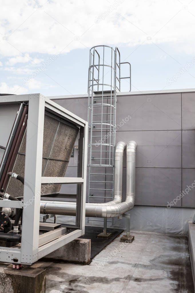 on an flat roof there cooling air conditioning on an big building