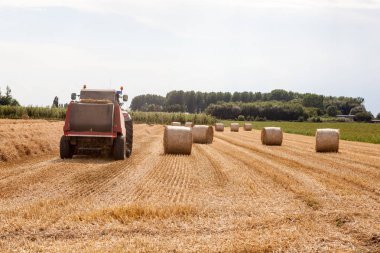 ürün hasat sonrası, bir saman balya artı ile yapıldı