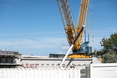 Otoyol boyunca bir köprüyü onarmak için ağır bir vinç var.