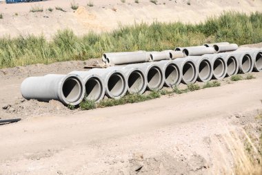 bir çiftlikte taş kanalizasyon boruları lastik conta ile vardır