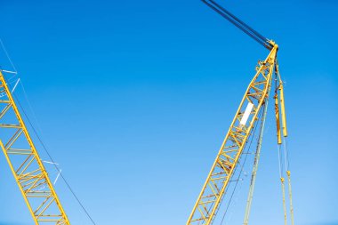 Otoyol boyunca bir köprüyü onarmak için ağır bir vinç var.