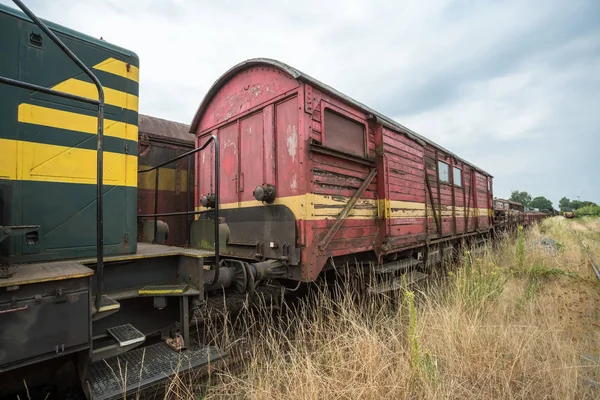 ヒンが列車墓場で終わる列車を破棄する場合 — ストック写真