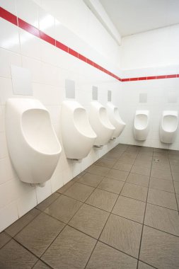 Sadece erkekler için eski bir binada pisuarlar