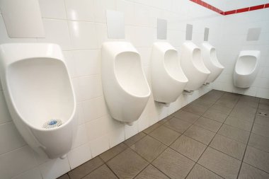 Sadece erkekler için eski bir binada pisuarlar