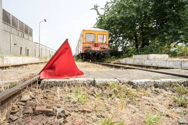 Largo Del Ferrocarril Hay Una Bandera Roja —  Fotos de Stock