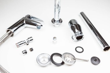 Sifon katiyen bir crepine beyaz ve bir musluk krom