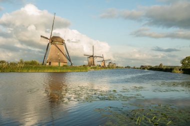 Hollanda 'da Kinderdijk' te birkaç yel değirmeni vardır.