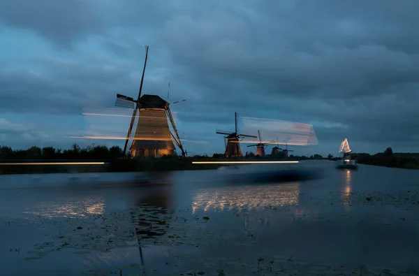 Estos Hermosos Molinos Viento Kinderdijk Están Iluminados Con Luz Blanca — Foto de Stock