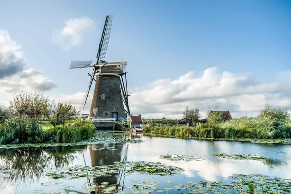 Wodzie Znajduje Się Kilka Wiatraków Kinderdijk Holandii — Zdjęcie stockowe