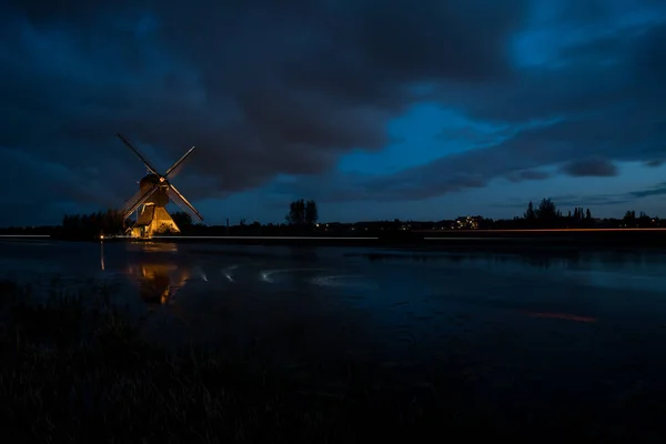 Ezek Gyönyörű Szélmalmok Kinderdijk Kivilágított Fehér Fény Kék Óra — Stock Fotó