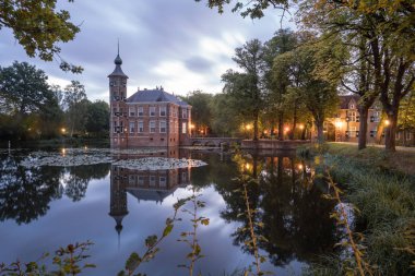 Kale Bouvigne ve çevresindeki parkta yer alan su yansıması ile Hollandalı Breda şehir Hollanda yakınındaki