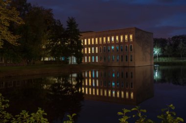 Kale Bouvigne ve çevresindeki parkta yer alan su yansıması ile Hollandalı Breda şehir Hollanda yakınındaki