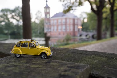 Kale Bouvigne ve çevresindeki parkta yer alan su yansıması ile Hollandalı Breda şehir Hollanda yakınındaki