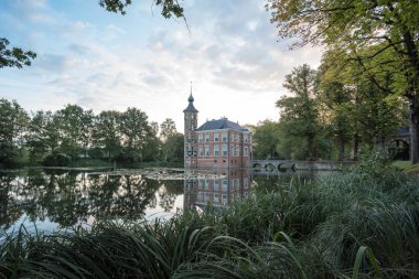 Kale Bouvigne ve çevresindeki parkta yer alan su yansıması ile Hollandalı Breda şehir Hollanda yakınındaki
