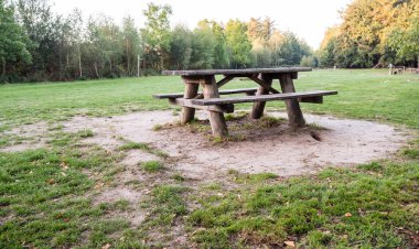 bir platform üzerinde orada nerede dinlenebilir bir demir sokak tezgah rahat