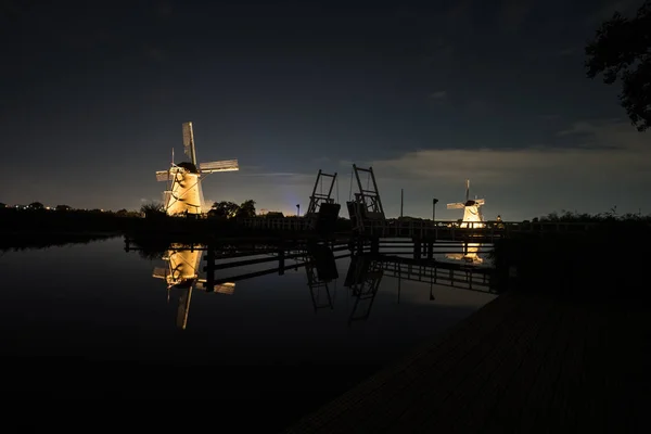 Ces Magnifiques Moulins Vent Kinderdijk Sont Illuminés Lumière Blanche Heure — Photo
