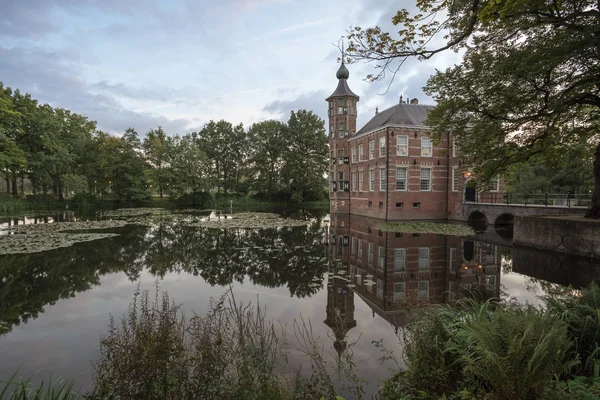 Kasteel Bouvigne Het Omliggende Park Met Reflectie Water Gelegen Buurt — Stockfoto