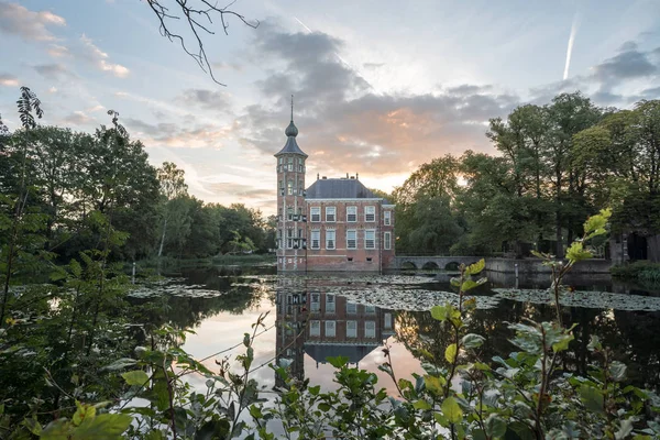 Bouvigne Zámek Okolní Park Odrazem Vodě Nachází Poblíž Nizozemské Město — Stock fotografie