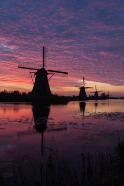 su vardır birkaç yel değirmenleri doğal Hollanda'da sunrise tarafından
