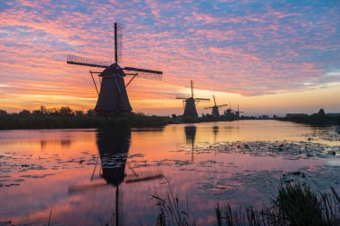 su vardır birkaç yel değirmenleri doğal Hollanda'da sunrise tarafından