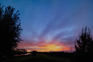 su var bir yel değirmenleri Deil içinde Hollanda'da