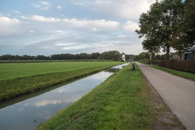 su var bir yel değirmenleri Deil içinde Hollanda'da