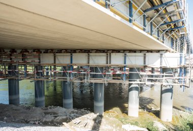 Büyük İnşaat vinçleri bir köprü şantiye üzerinde duruyorsun