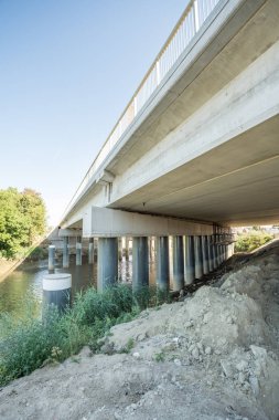 bir köprünün altında bu uzun yolun henüz tamamlanmamıştır