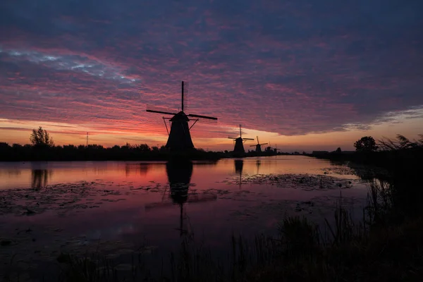 Wodzie Istnieje Kilka Wiatraki Kinderdijk Holandii Przez Sunrise — Zdjęcie stockowe