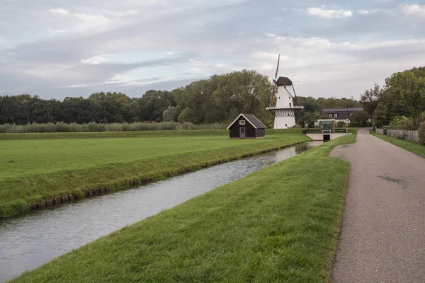 Auf Dem Wasser Steht Eine Windmühle Deil Holland — Stockfoto