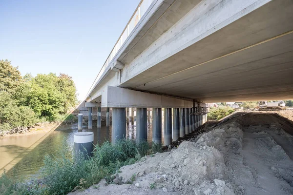 Bir Köprünün Altında Uzun Yolun Henüz Tamamlanmamıştır — Stok fotoğraf