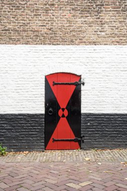 eski ahşap kapı ile çok eski bir bina