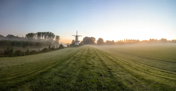 Auf Dem Wasser Steht Eine Windmühle Deil Holland Einem Frostigen — Stockfoto