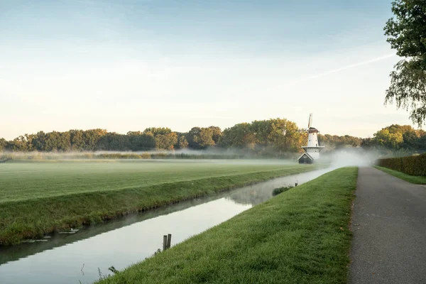 Agua Hay Molino Viento Deil Holanda Una Mañana Rana — Foto de Stock