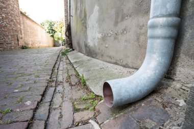 duvar asmak çatıdan yağmur drenaj borusu