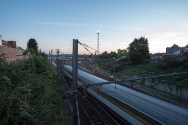 bir tren istasyonunda orada çok Polonyalılar ve yüksek gerilim kabloları