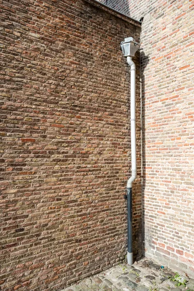 Der Wand Hängt Ein Regenabflussrohr Vom Dach — Stockfoto