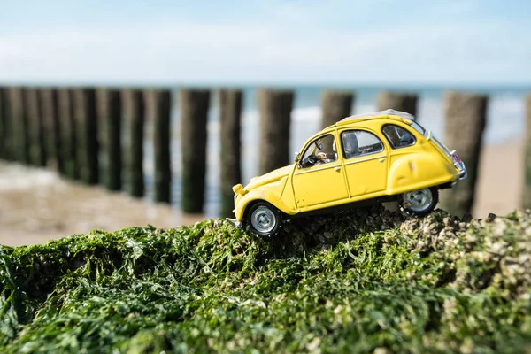 Sebuah Mobil Miniatur Pantai Belanda Pada Hari Yang Cerah — Stok Foto