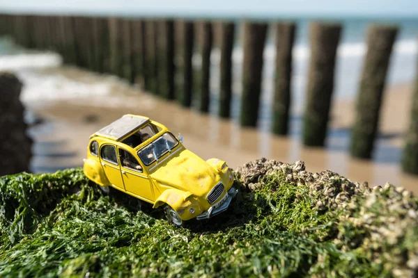 Ένα Μικροσκοπικό Αυτοκίνητο Στην Ολλανδική Ακτή Μια Ηλιόλουστη Ημέρα — Φωτογραφία Αρχείου