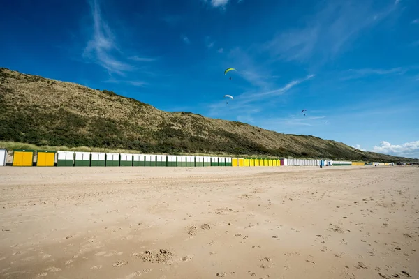 Sur Plage Long Mer Sont Une Rangée Des Cabanes Plage — Photo