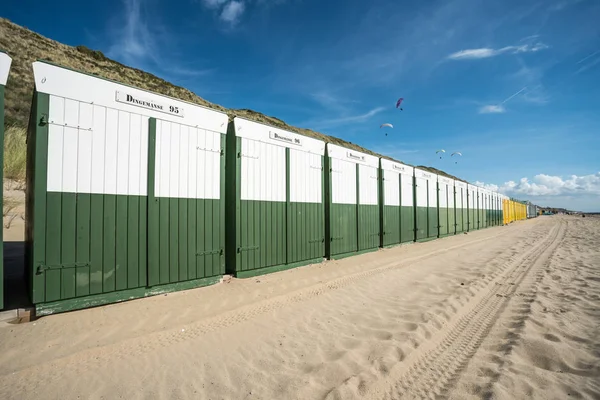 Sur Plage Long Mer Sont Une Rangée Des Cabanes Plage — Photo