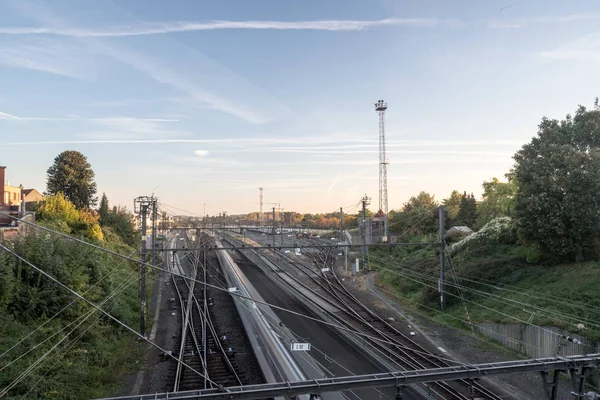Järnvägsstation Finns Många Polacker Och Högspänningskablar — Stockfoto