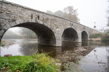 nehir boyunca sisli sabahı su akmaya devam ediyor