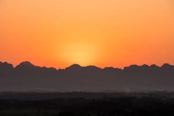 ミャンマーの山を越え 太陽が沈むほんの少し非常に美しい色 — ストック写真