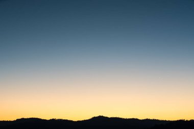 güzel manzara Tayland Myanmarr dağların üzerinden gündoğumu ile