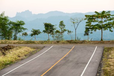 Bu yol Mae Sot Tayland dağın tepesinde durur