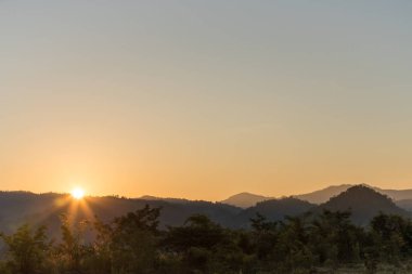 güzel manzara Tayland Myanmarr dağların üzerinden gündoğumu ile