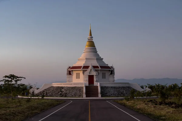 在梅索特边的山顶上有一座美丽的寺庙 — 图库照片